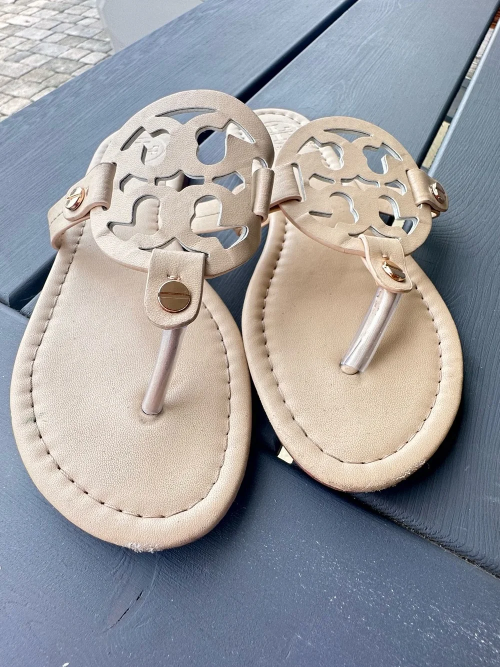 Tory Burch Cream Logo Cutout Leather Thong Sandals Sz 5.5